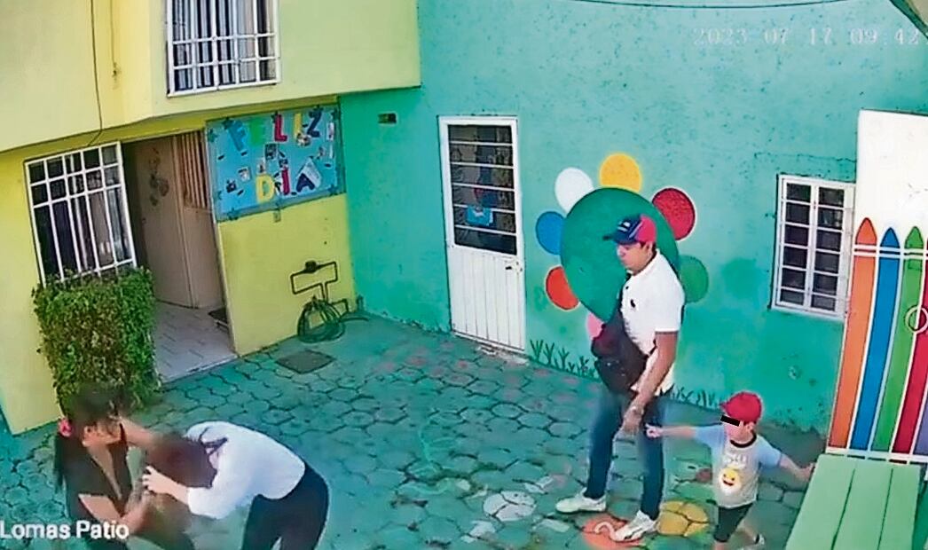 Padres de alumno golpean a maestra de kínder; van al MP