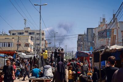Mueren al menos 50 personas en bombardeo israelí contra centro de desplazados: Oficina de medios de Hamas