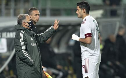 Raúl Jiménez ya camina y habló con el Tata Martino