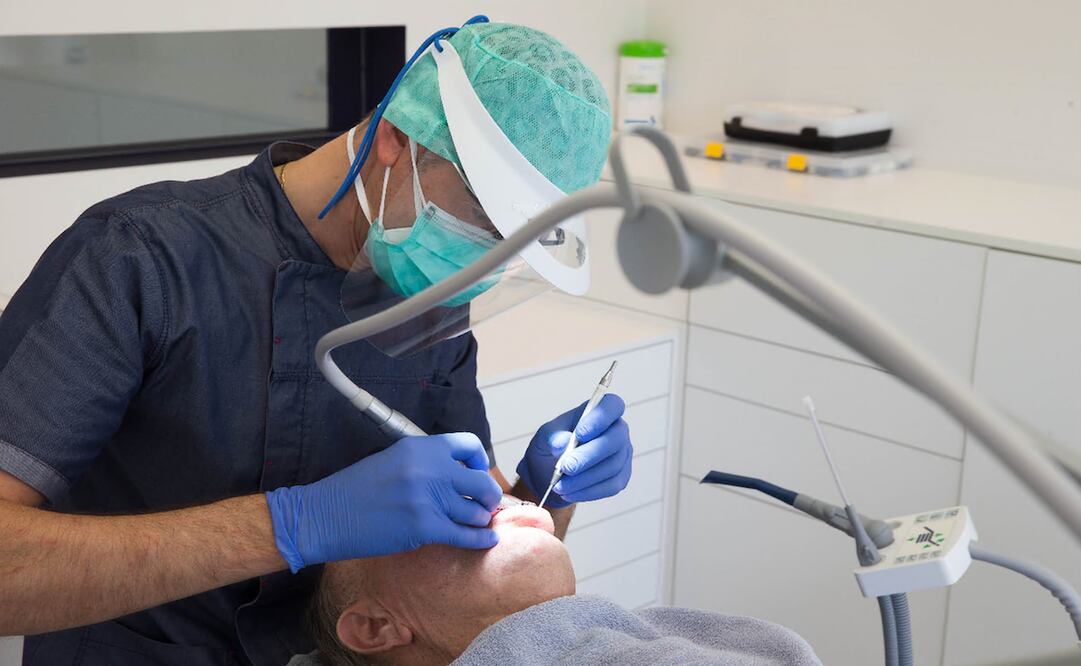 Los dentistas han tenido que tomar precauciones para ejercer en medio de la pandemia de Covid-19 — Foto: Nicolas Maeterlinck/AFP