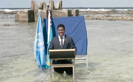 Ministro de Tuvalu se muestra "con el agua a las rodillas" en contra del cambio climático