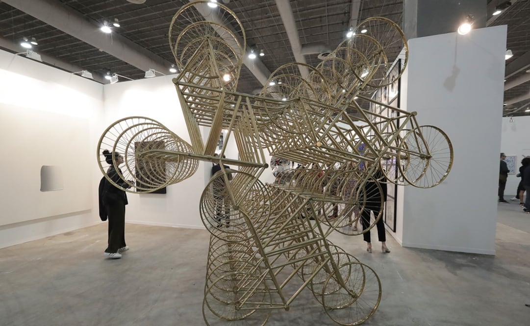 Cuando abrió la XIV edición de Zona Maco, la obra "Forever", escultura basada en modelos de bicicleta realizada por Ai Weiwei, ya estaba apartada.