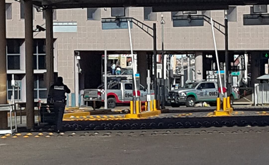 Personal del SAT y Aduanas bloquearon ayer con unidades oficiales el acceso vehicular de Estados Unidos a México en la garita Denis DeConcinni-Puerta de México de Nogales. (Foto: Especial)
