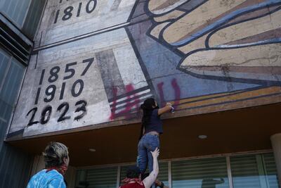 FOTOS. Estudiantes de la UNAM hacen pintas en mural de Rectoría; denuncian acoso