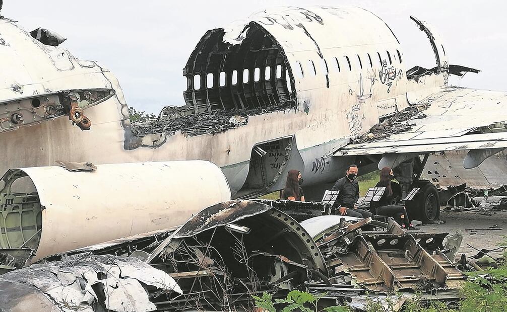 Los restos de la aeronave inspiraron reflexiones y conversaciones, pero poco después autoridades de Tampico retiraron los escombros. Foto: Fernanda Rojas / EL UNIVERSAL