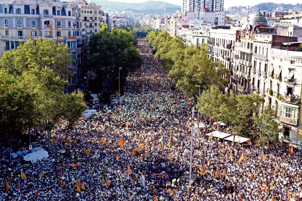 Miles de personas participaron ayer en la manifestación que bajo el lema “A punt” (A punto) organizaron las entidades independentistas Asamblea Nacional Catalana (ANC) y Òmnium Cultural en Cataluña (TONI ALBIR. EFE)