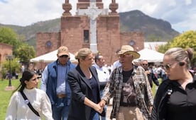 Maru Campos asiste a misa de jesuitas asesinados en Cerocahui; dialoga con sacerdotes sobre los desafíos en la Sierra Tarahumara
