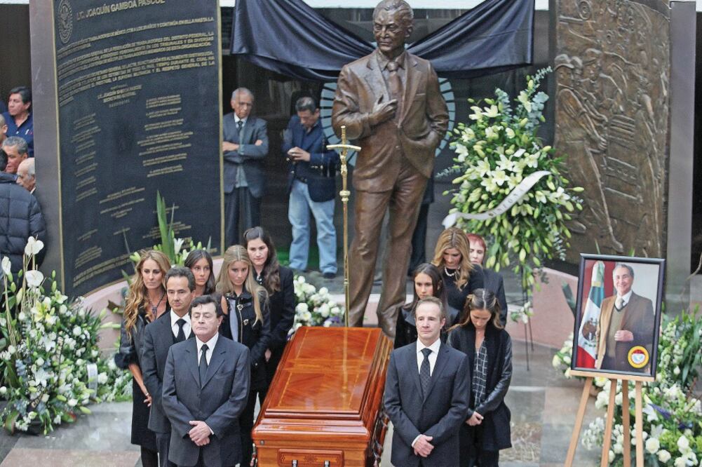 El féretro de Joaquín Gamboa Pascoe fue colocado a los pies de la estatua de bronce erigida en honor al ex líder de la CTM, en la sede de ese organismo (LUCÍA GODÍNEZ EL UNIVERSAL)