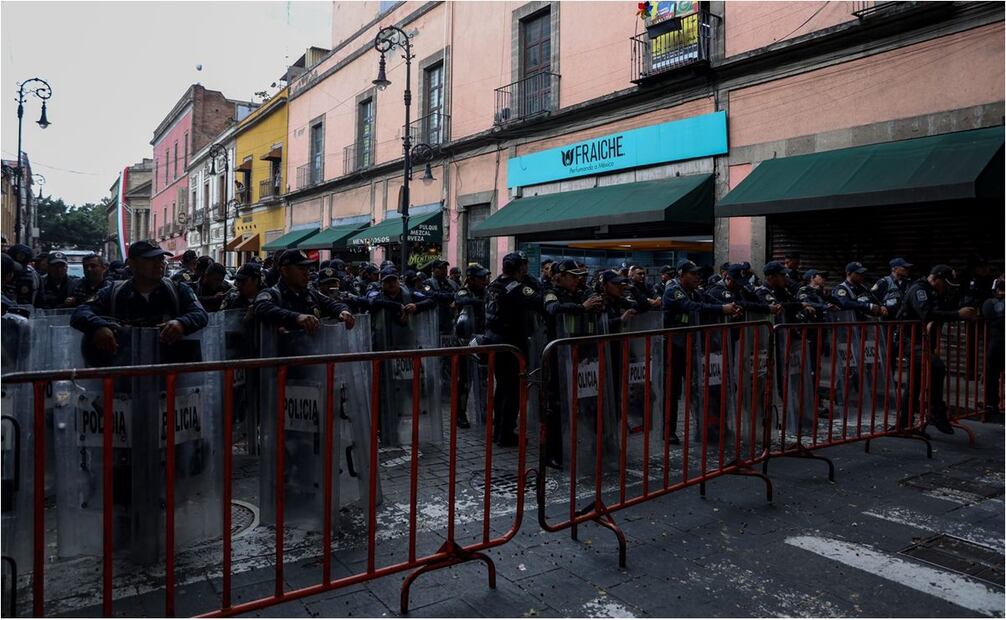 Elementos de la Secretaría de Seguridad Ciudadana impiden el acceso a la Casona de Xicoténcalt, donde sesiona el Senado. Foto: Hugo Salvador/EL UNIVERSAL