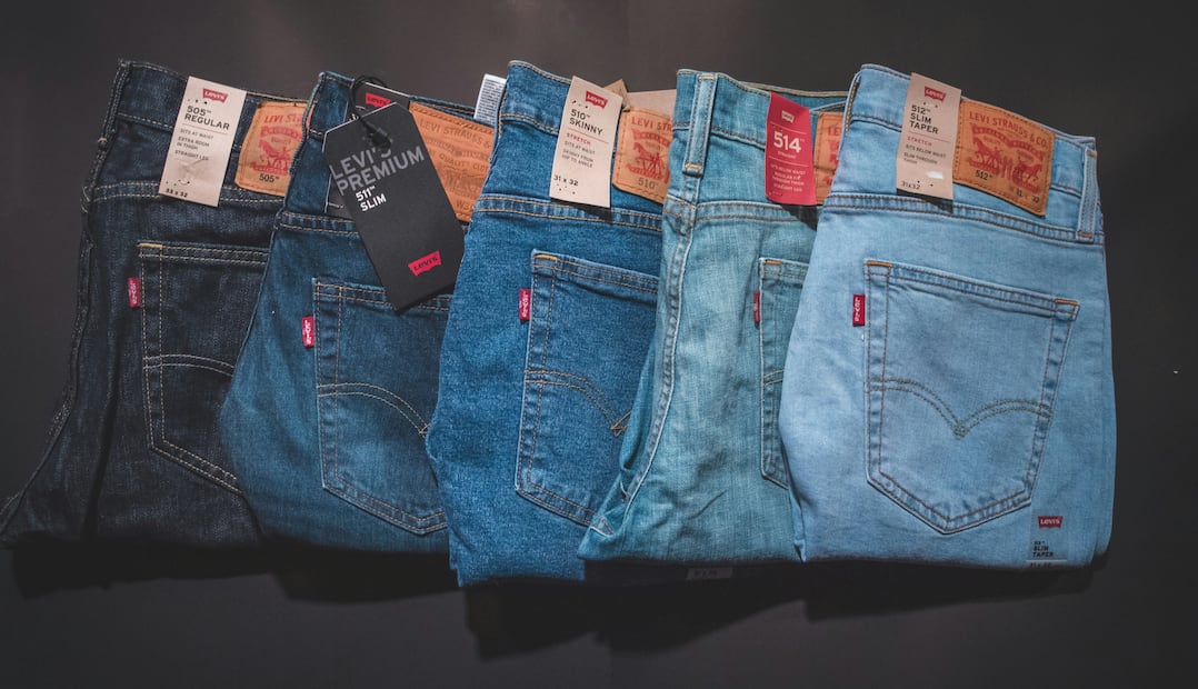 La Revista del Consumidor de julio de 2026 dio a conocer qué pantalones de mezclilla para hombre son los mejores. Foto: Unsplash