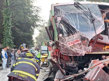 Volcadura de camión de transporte público en la carretera Picacho Ajusco deja múltiples lesionados