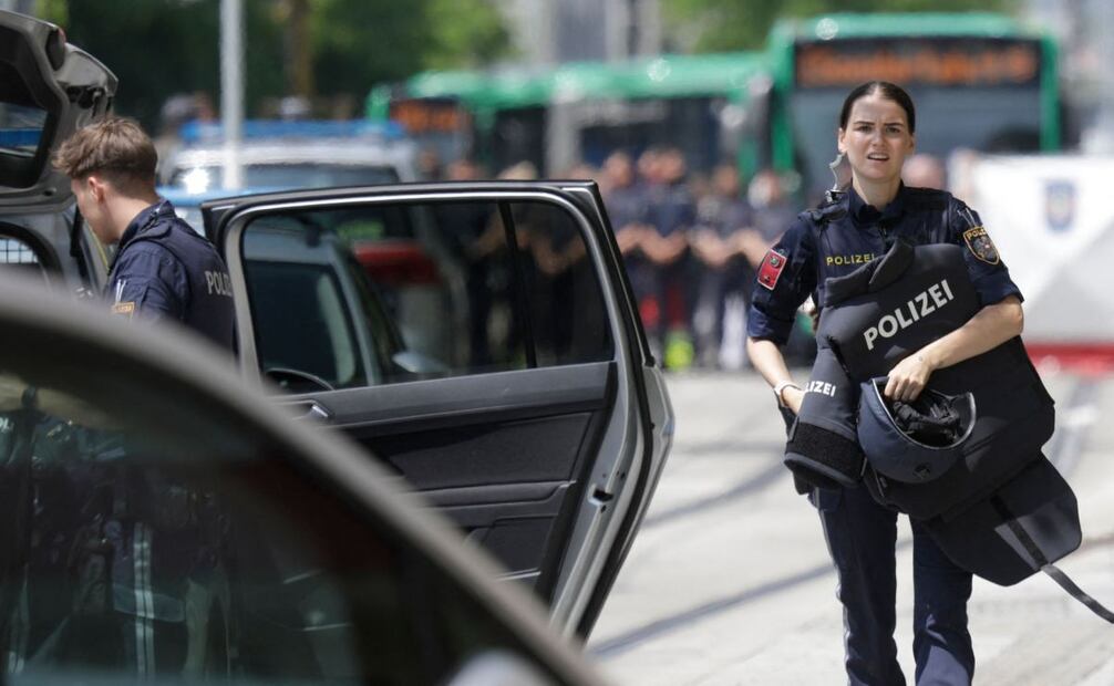 La policía trabaja cerca de una escuela donde varias personas murieron en un tiroteo el 10 de junio de 2025 en Graz, sureste de Austria. El canciller austriaco, Christian Stocker, declaró el martes tres días de luto nacional tras un tiroteo en una escuela de la ciudad de Graz, sureste del país, presuntamente perpetrado por un exalumno, que dejó nueve muertos y varios heridos graves. Foto: AFP