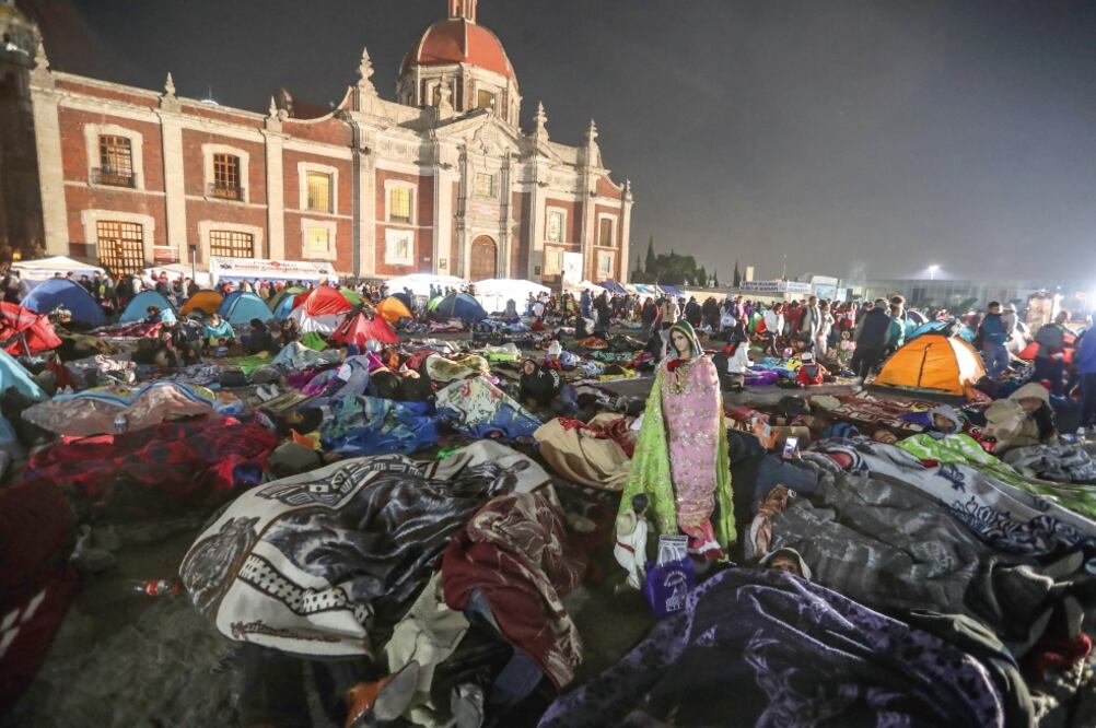 pesar de las bajas temperaturas, cientos de peregrinos pernoctaron en el atrio de la Basílica de Guadalupe. Foto: Especial