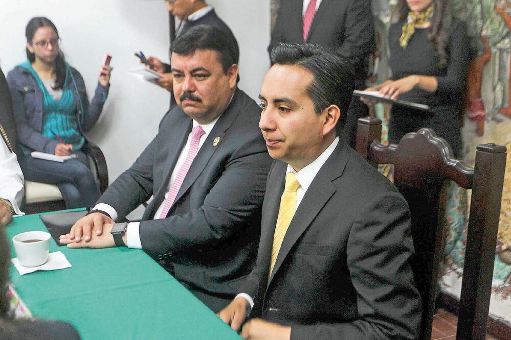 El titular de la SSPDF, Hiram Almeida (izq.), asegura que el hallazgo de una persona ahorcada en Iztapalapa es un hecho aislado (FERNANDO RAMÍREZ. EL UNIVERSAL)