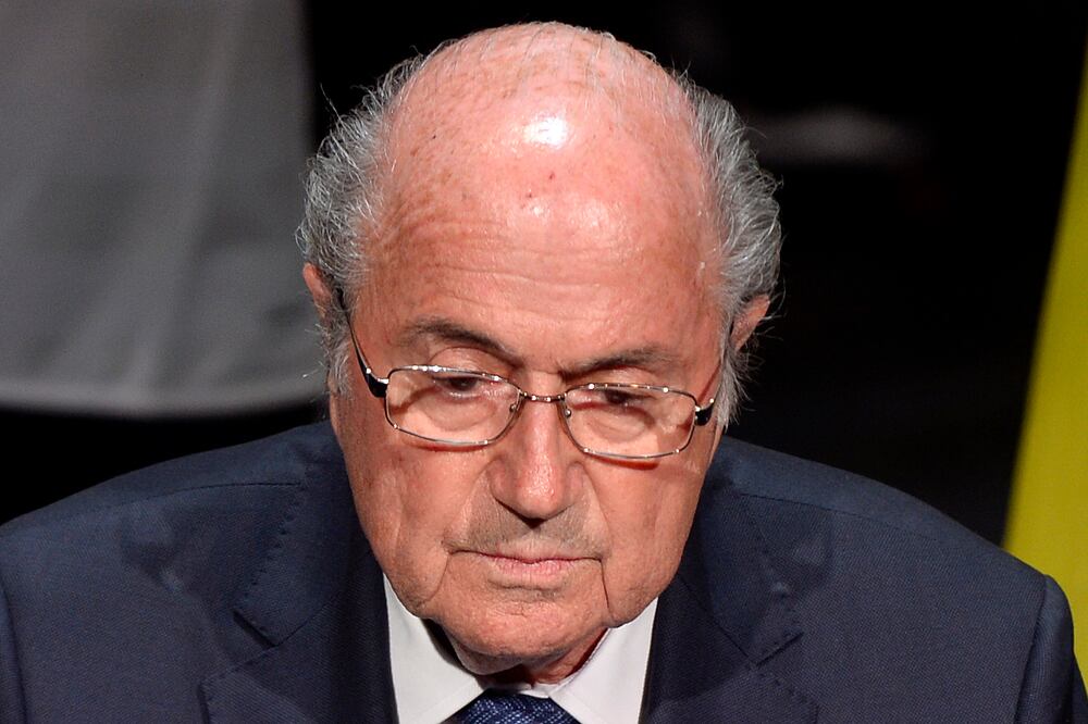 La prensa señala que el comité de ética de la FIFA considera imponer sanciones a Blatter a Platini por un "pago desleal" realizado por el primero en 2011 (ARCHIVO. AP)