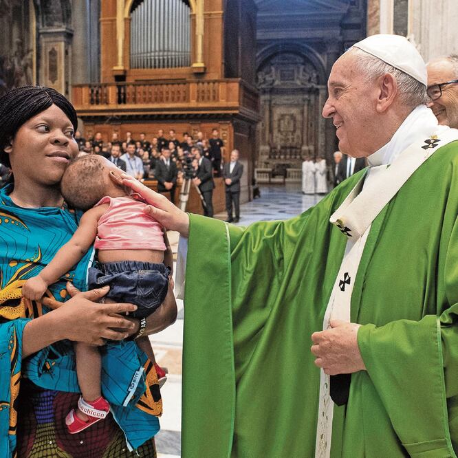El papa Francisco bendice a un niño después de celebrar una misa por los migrantes, en la que aseveró que todo el mundo tiene responsabilidad de velar por ellos. REUTERS