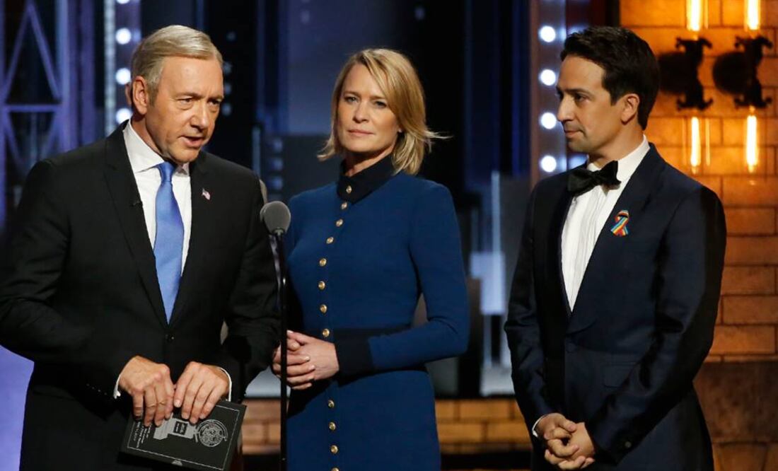 Se caracterizó como Frank Underwood para entregar el sobre con el ganador de Mejor musical FOTO: REUTERS