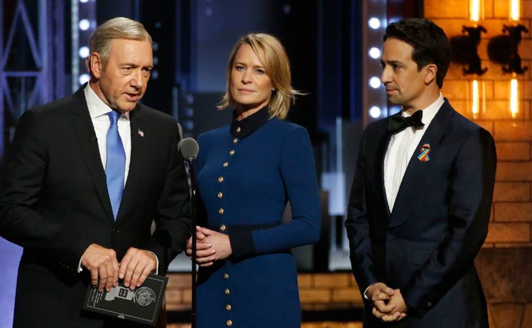 Se caracterizó como Frank Underwood para entregar el sobre con el ganador de Mejor musical FOTO: REUTERS