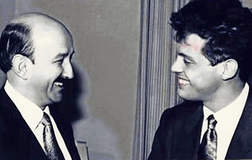 Tavira dice que no se menciona en otras series cuando Salinas de Gortari le entrega la carta de naturalización al cantante. Foto: Podimo Latinoamérica