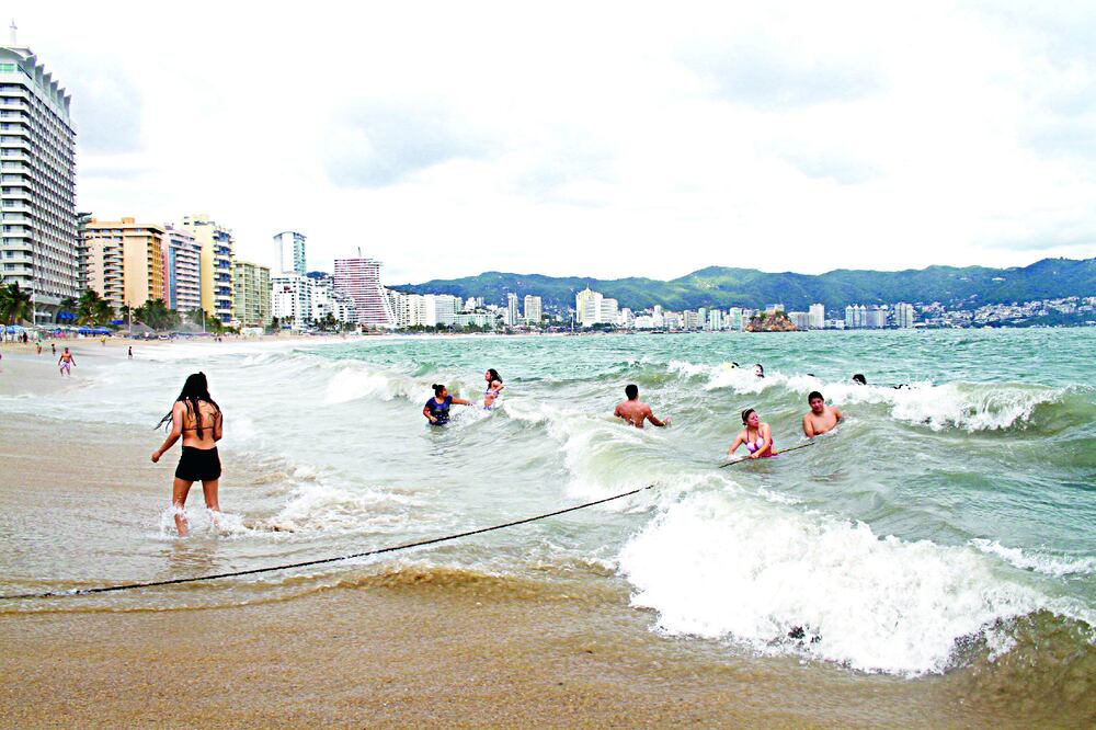 El temporal se ubicó ayer a 190 kilómetros al sur de Acapulco, Guerrero, donde turistas disfrutaban de la playa, y a 390 kilómetros al sur-sureste de Lázaro Cárdenas, Michoacán, precisó el Servicio Meteorológico Nacional (CLAUDIO VARGAS / REUTERS)
