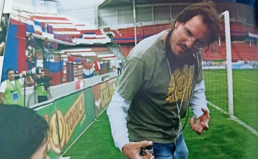 Carlos tomó la cancha de Toluca y ajustó el guion sobre la marcha. Foto: RUDO Y CURSI: EL LIBRO DE LA PELÍCULA
