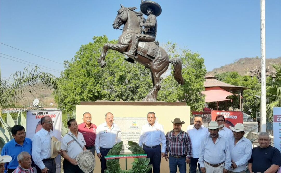 Alberto Jiménez Merino montó una guardia de honor en el monumento a Emiliano Zapata con motivo de su centenario luctuoso. Foto: Twitter @jimenezmerinomx