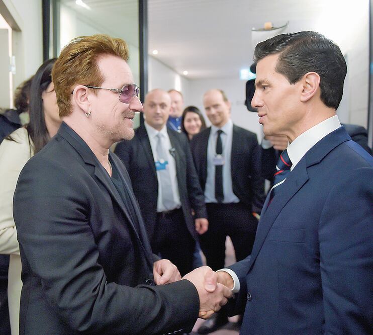 El músico irlandés Bono y el presidente Enrique Peña Nieto coincidieron durante los trabajos del Foro Económico Mundial que se realiza en Davos, Suiza (ESPECIAL)