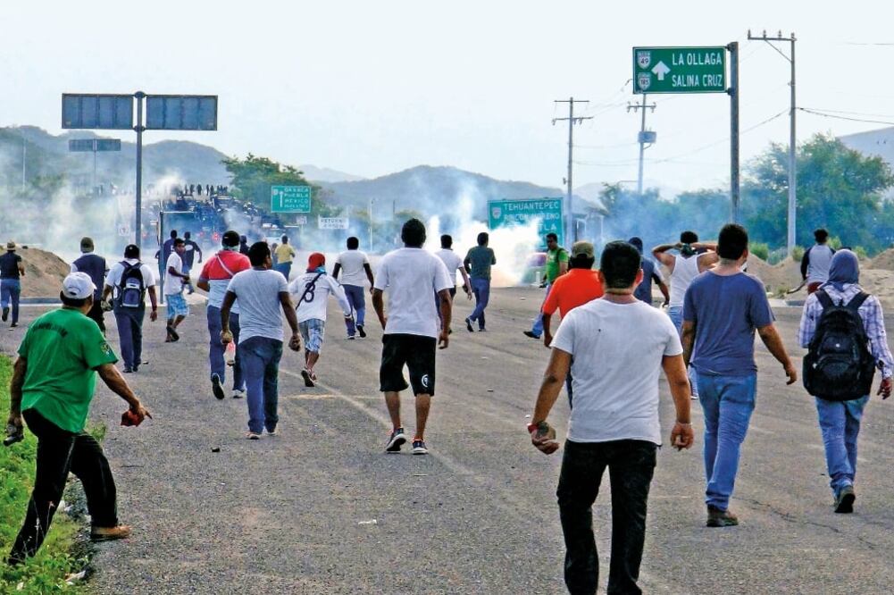 Se registraron enfrentamientos entre los disidentes y elementos de la Gendarmería en la autopista Salina Cruz-La Ventosa (RUSVEL RASGADO. CUARTOSCURO)