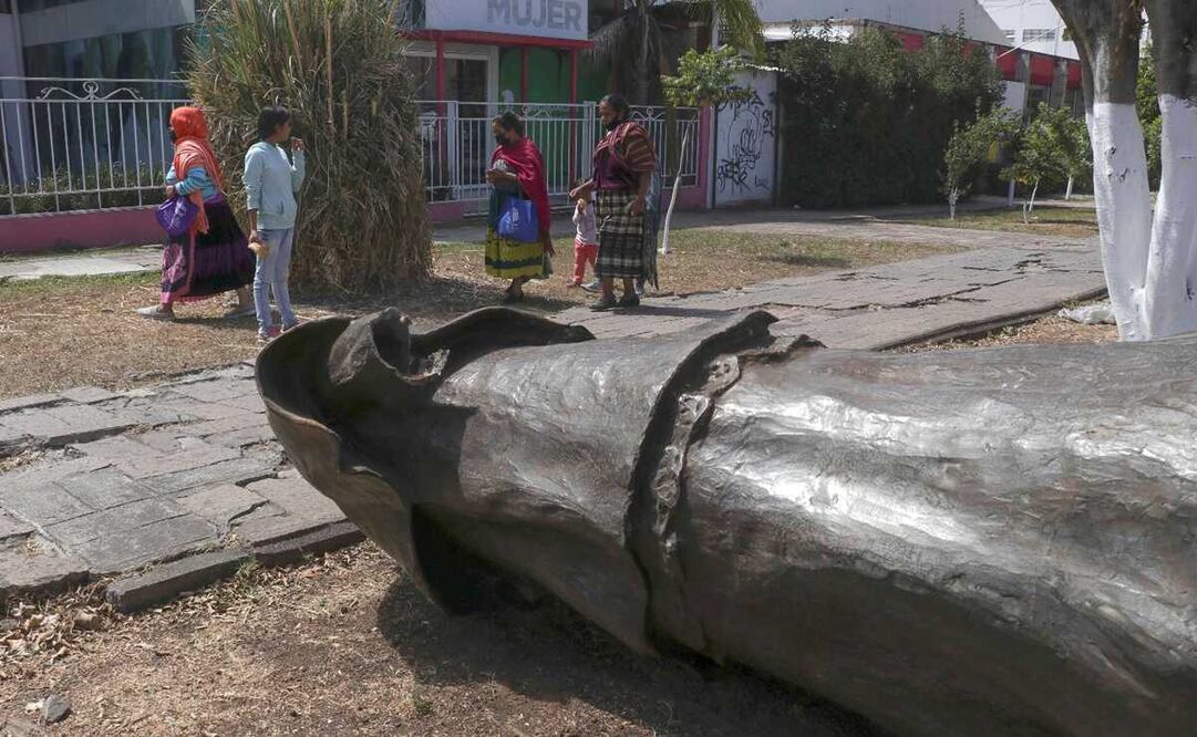 Fotografía que muestra la estatua del fraile español Antonio de San Miguel derribada y decapitada el pasado 14 de febrero, en Morelia, Michoacán. Foto: EFE/Iván Villanueva