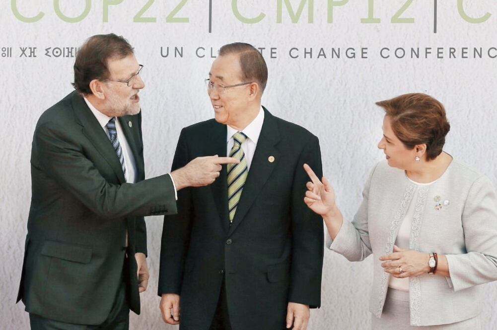 El presidente español, Mariano Rajoy, el secretario general de la ONU, Ban Ki-moon , y la jefa de cambio climático del organismo, Patricia Espinosa, en Marrakech, ayer. (FOTO: EFE)