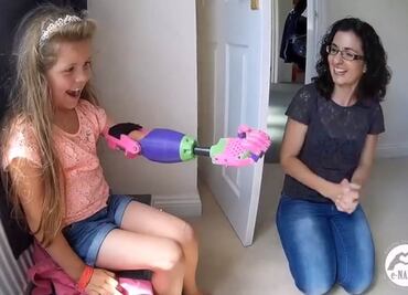La reacción de una niña con su nuevo brazo impreso en 3D