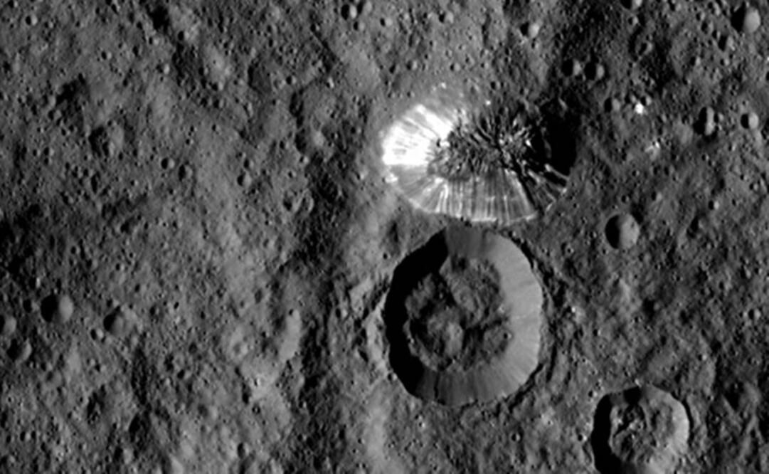 Está ubicada en el hemisferio sur del planeta enano. Foto: NASA