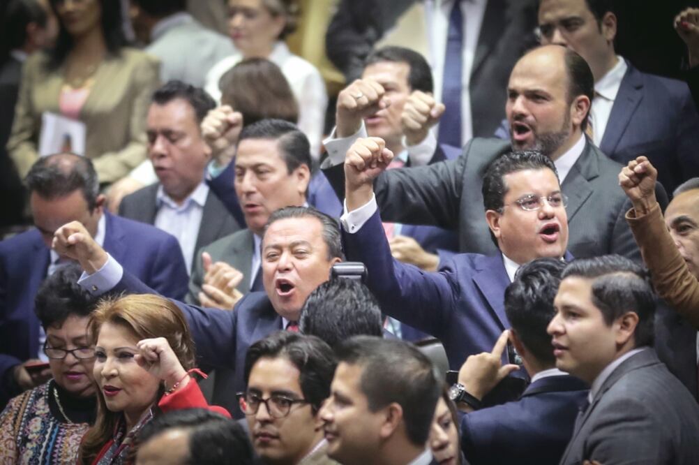 Los priístas se levantaron de sus curules y gritaron “fuera, fuera” al panista Marko Cortés y mostraron pancartas que decían “PANAYA eres un canalla” (ESPECIAL)