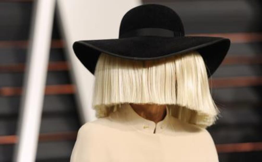 Sia publica foto desnuda para evitar extorsión