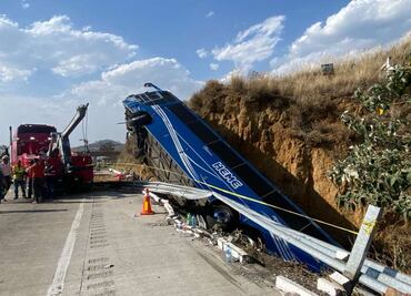 Autobús de pasajeros vuelca en la México-Puebla; deja 4 muertos y 26 heridos