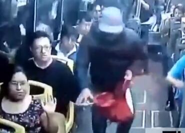 Captan en video asalto a camión de pasajeros en CDMX