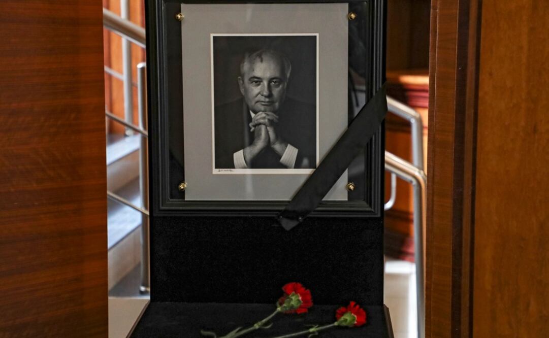 Flores depositadas frente a un retrato del difunto ex presidente soviético Mijail Gorbachov. Foto: EFE