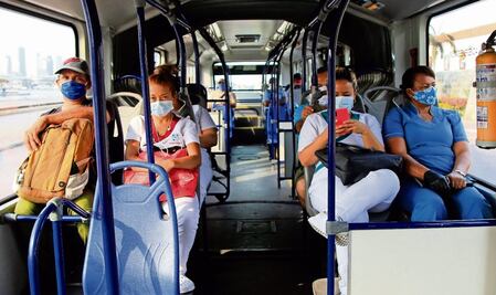¿Usas transporte público? Aquí los factores que aumentan el riesgo de contagio de Covid-19