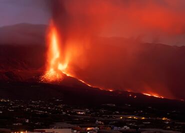 Fuentes de lava "de la altura de edificios" y sismos de magnitud 4.8, así continúa la erupción en isla La Palma