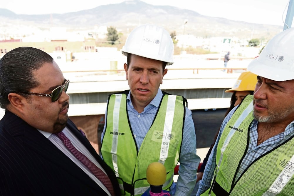 Foto de archivo muestra a Emir Garduño acompañado por el entonces Comisionado para la Seguridad de Michoacán, Alfredo Castillo, centro ()