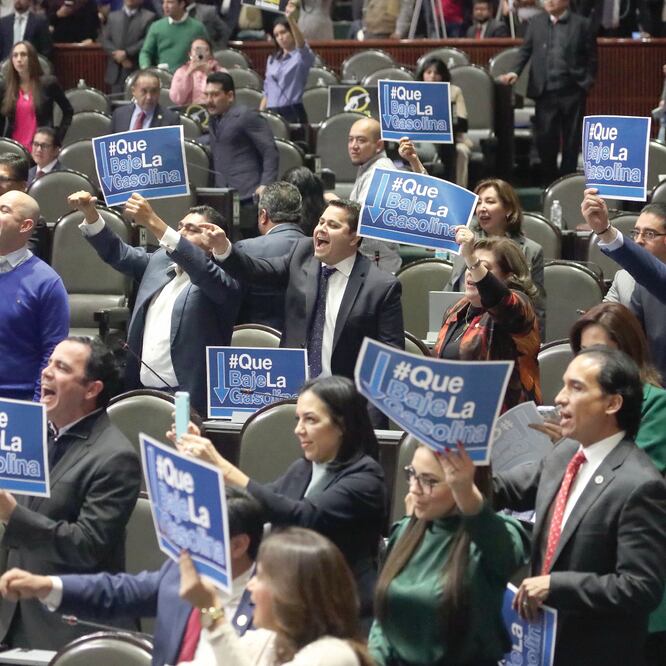 En la sesión de la Cámara de Diputados, legisladores de oposición demandaron cumplir con la reducción de los precios de la gasolina durante el debate por la ley de ingresos. Foto: ARIEL OJEDA. EL UNIVERSAL