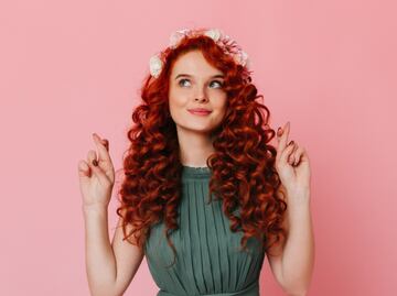 Cómo usar el talco para darle volumen al cabello