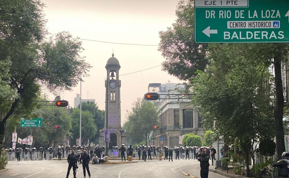 Policías realizan bloqueo tras manifestación de normalistas. Foto: Valente Rosas. EL UNIVERSAL