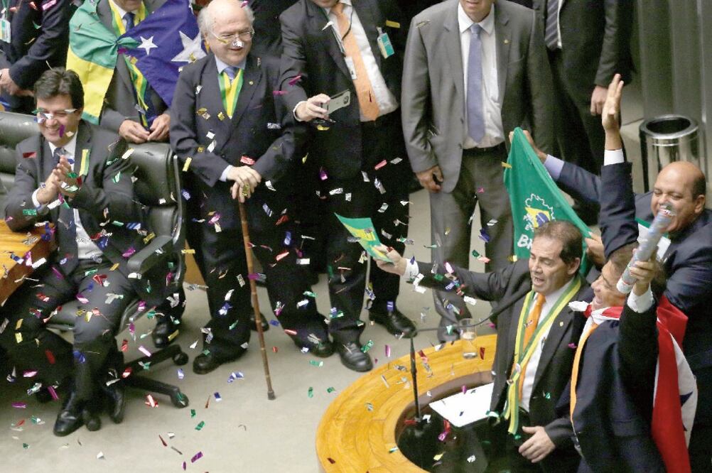 Varios diputados lanzaron confetti en la sesión del domingo, que fue seguida por millones de brasileños vía tv (ERALDO PERES. AP)