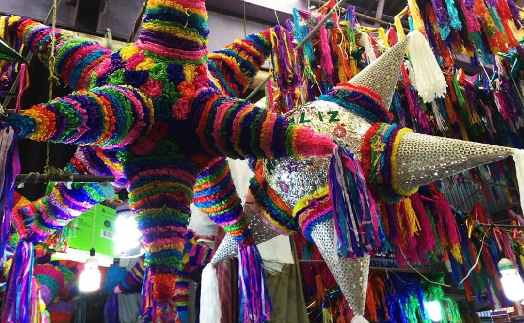 Apenas se desmontan los altares de Día de Muertos, las calles comienzan a llenarse de piñatas, nochebuenas y esa energía que solo el mexicano sabe dar a la fiesta.- Foto: Gretel Morales/EL UNIVERSAL