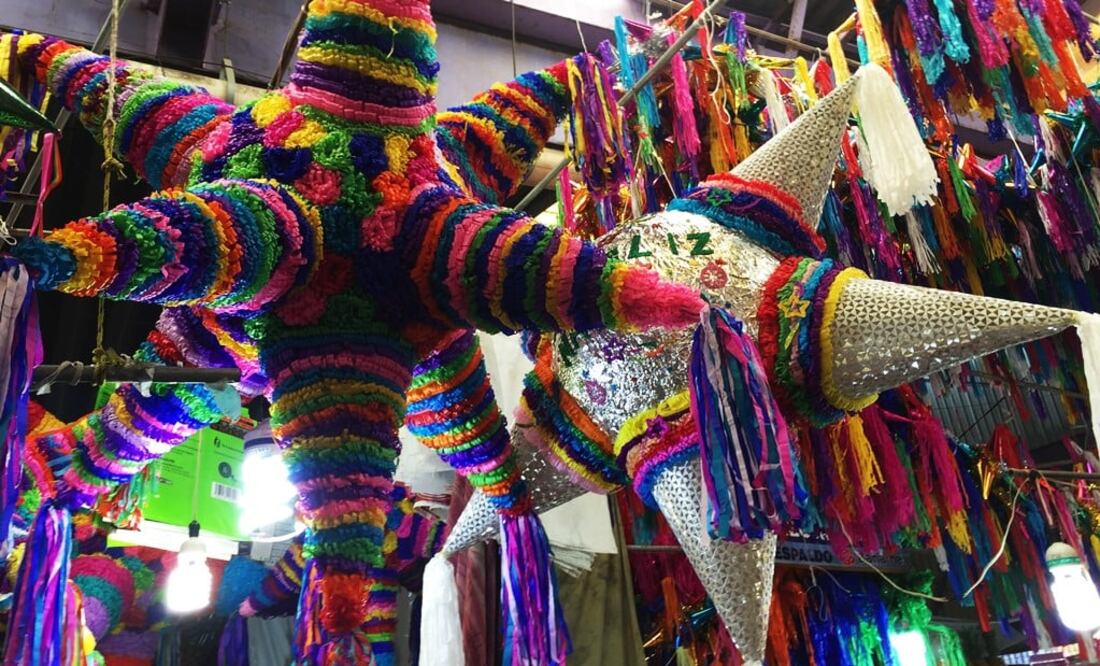 Apenas se desmontan los altares de Día de Muertos, las calles comienzan a llenarse de piñatas, nochebuenas y esa energía que solo el mexicano sabe dar a la fiesta.- Foto: Gretel Morales/EL UNIVERSAL