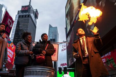 VIDEO: Se reúnen  en Times Square para deshacerse de "toda la negatividad de 2023"