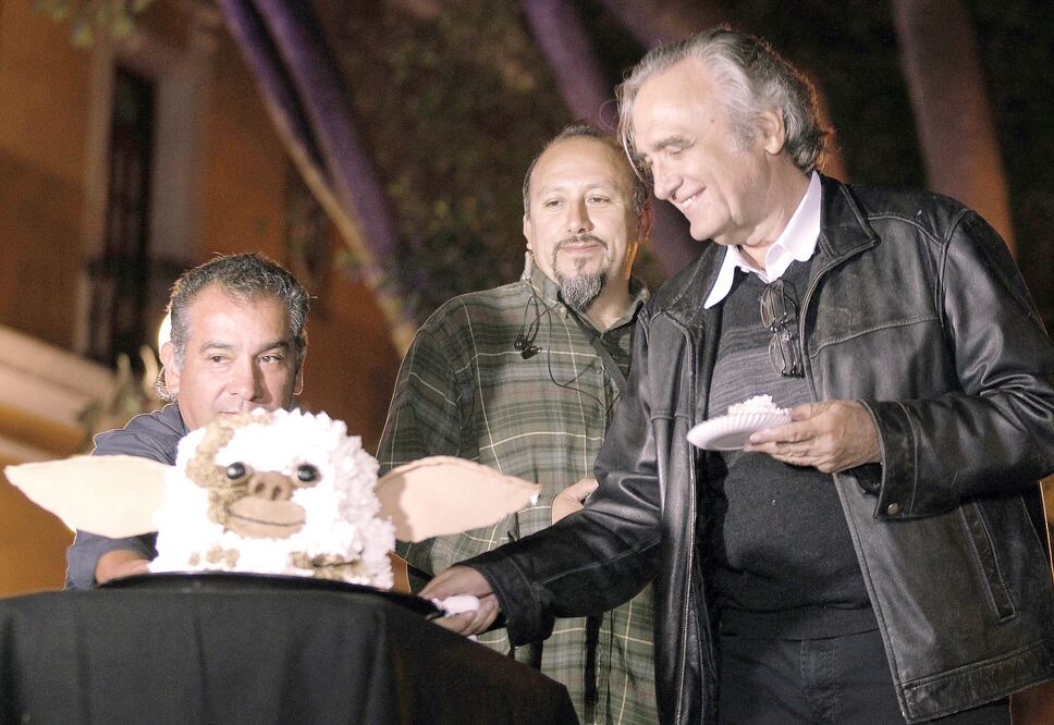 El cineasta recibió un homenaje en el festival Mórbido y que incluyó un pastel con la figura del gremlin Gizmo (ARIEL OJEDA. EL UNIVERSAL)