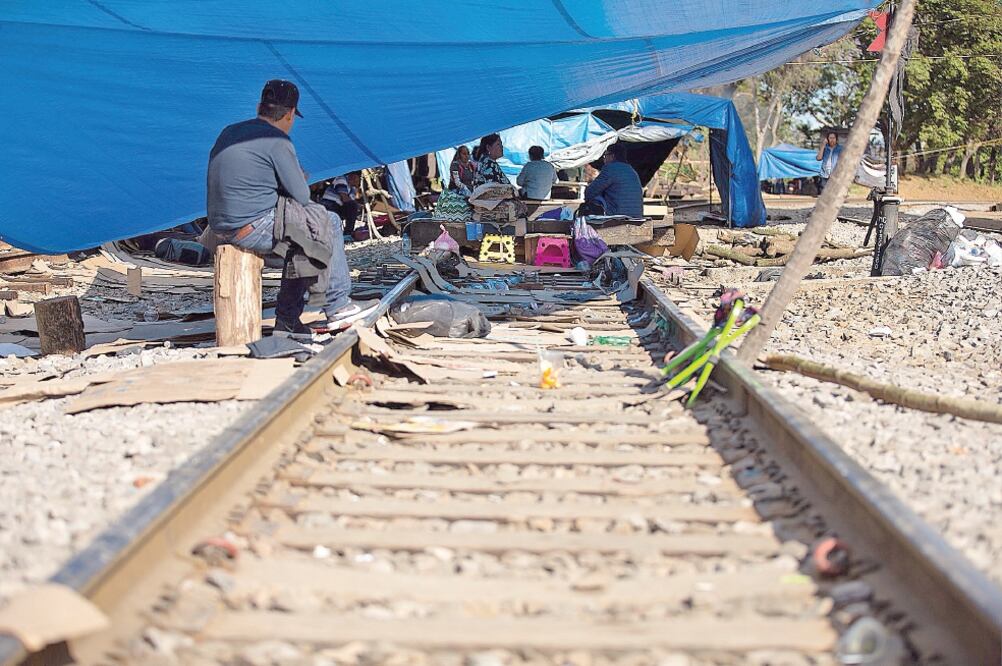 Tanto el desabasto de gasolinas como el bloqueo de vías por la CNTE afectaron la cadena de suministro de empresas. Foto: ARCHIVO EL UNIVERSAL