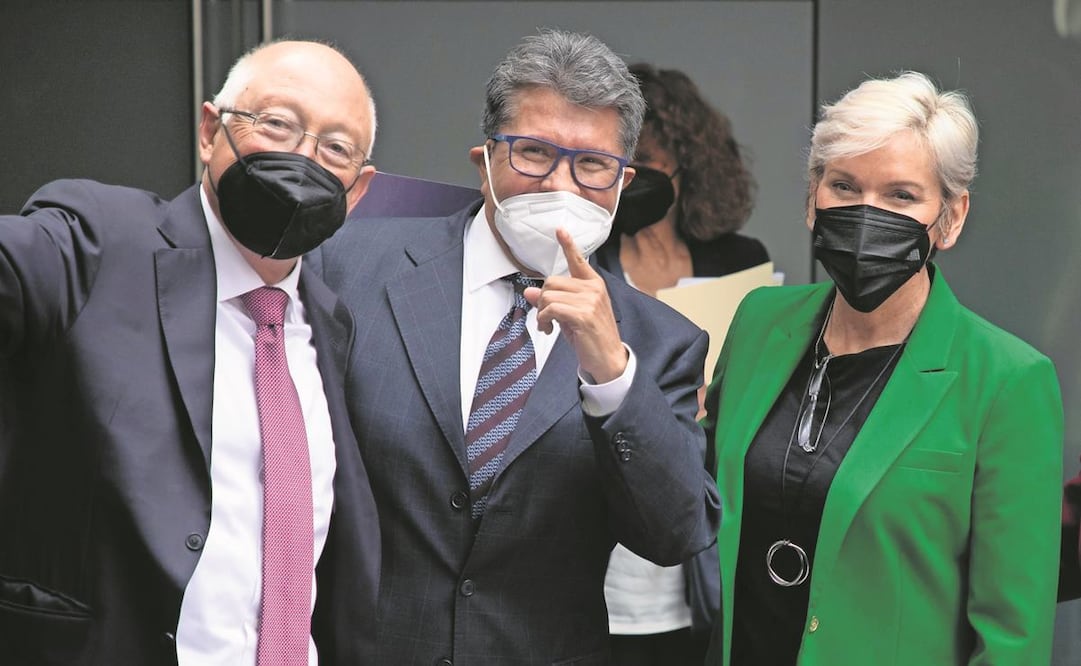 El embajador de EU en México, Ken Salazar; el senador Ricardo Monreal y la secretaria de Energía de Estados Unidos, Jennifer Granholm, durante una reunión en la Ciudad de México. Foto: Isaac Esquivel/ EFE.
